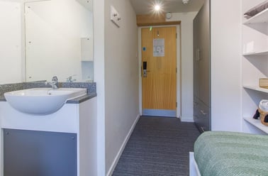 Bassett Green Road, Highfield, Southampton - Image 3